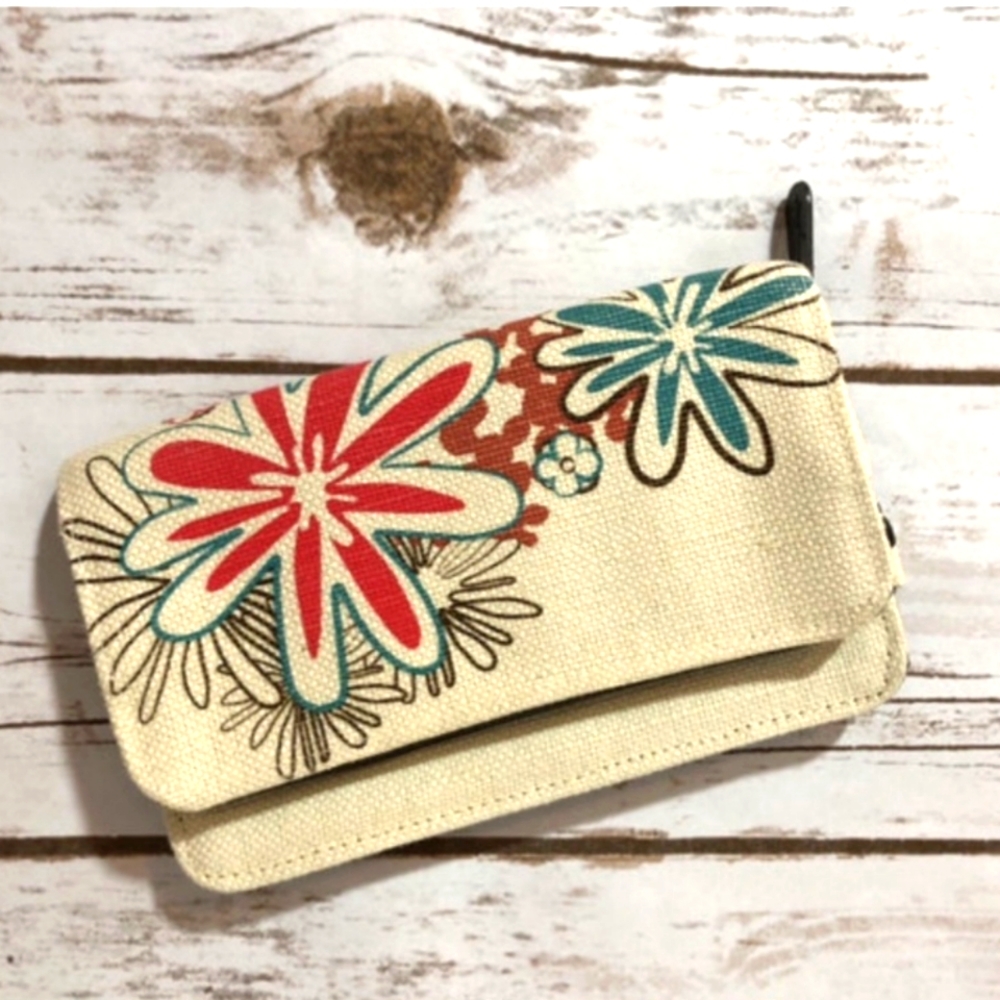 NWT Thirty-One Free to be Soft Wallet